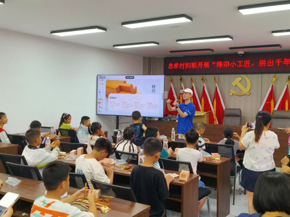 5-实践队员在支教课堂中向孩子们介绍榫卯相关知识