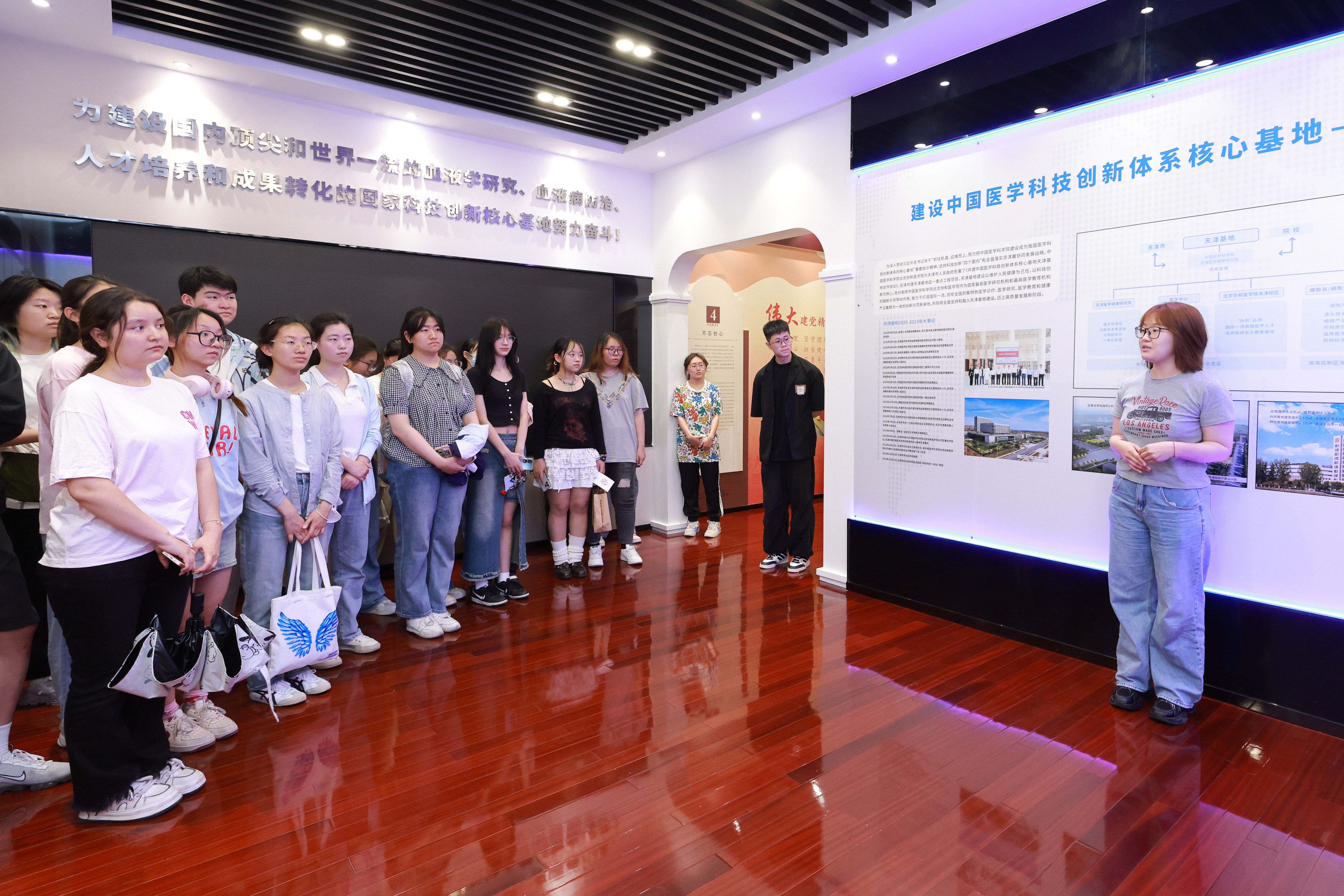 天津医科大学组织师生参观院史馆