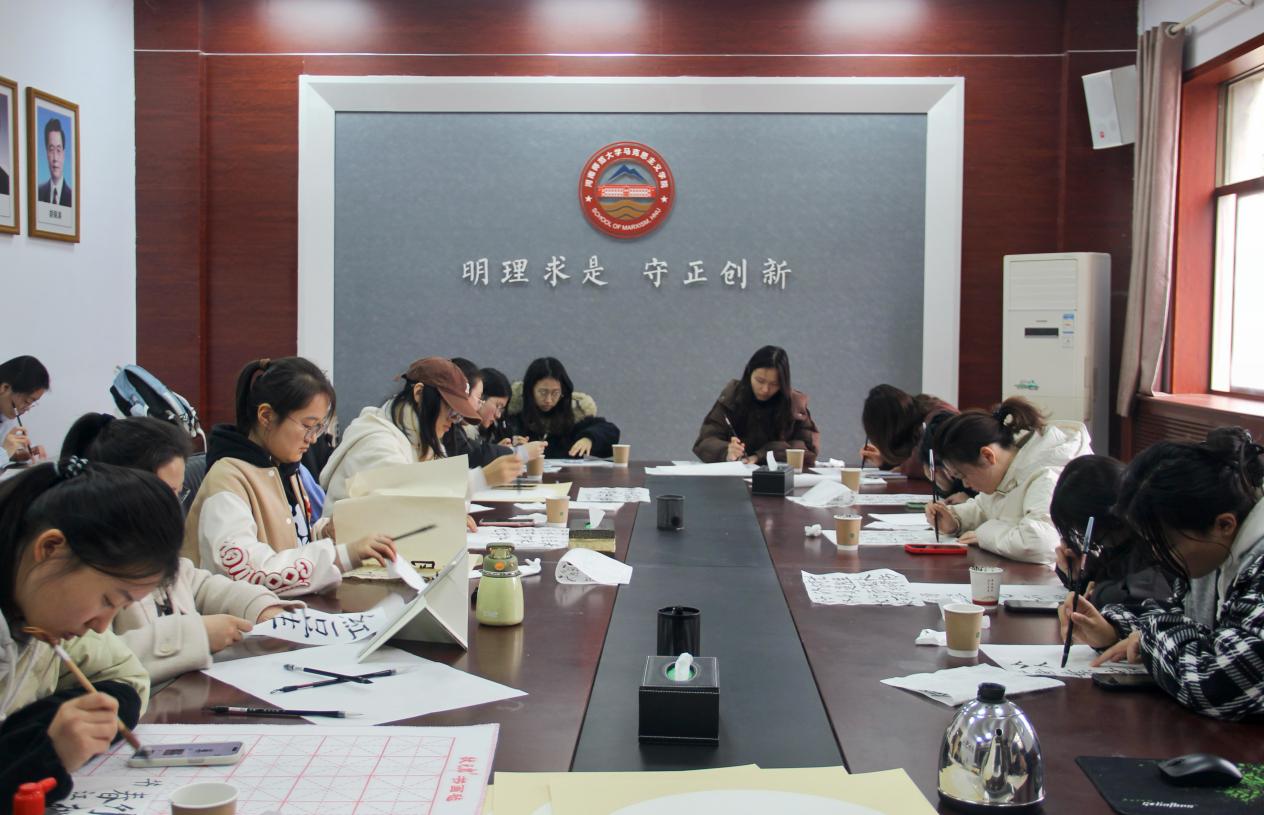 河南师范大学马克思主义学院开展“一站式”学生社区“笔墨丹青扬文化,青年学子话信仰”活动 河南师范大学马克思主义学院开展“一站式”学生社区“笔墨丹青扬文化,青年学子话信仰”活动