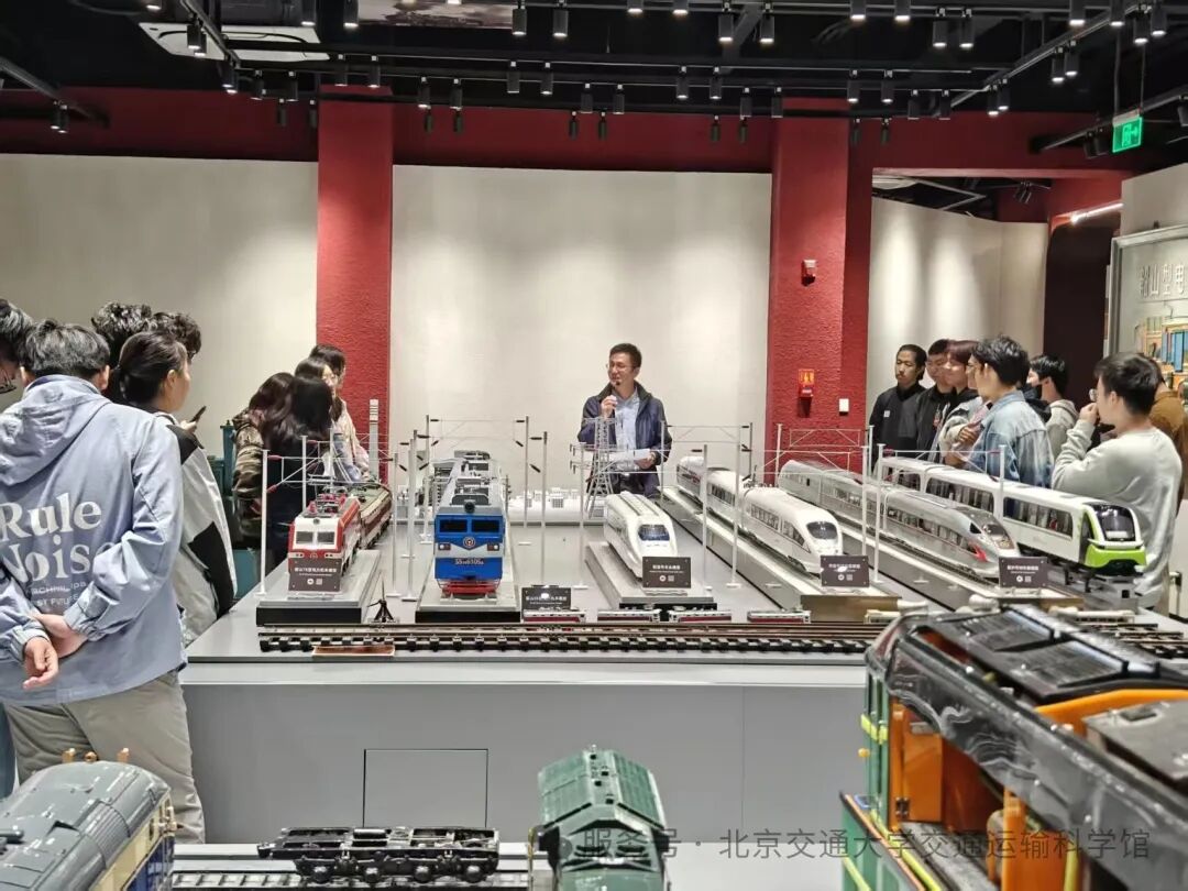 1《交通运输文化与科技劳动实践》课程在交通运输科学馆首次开课场景