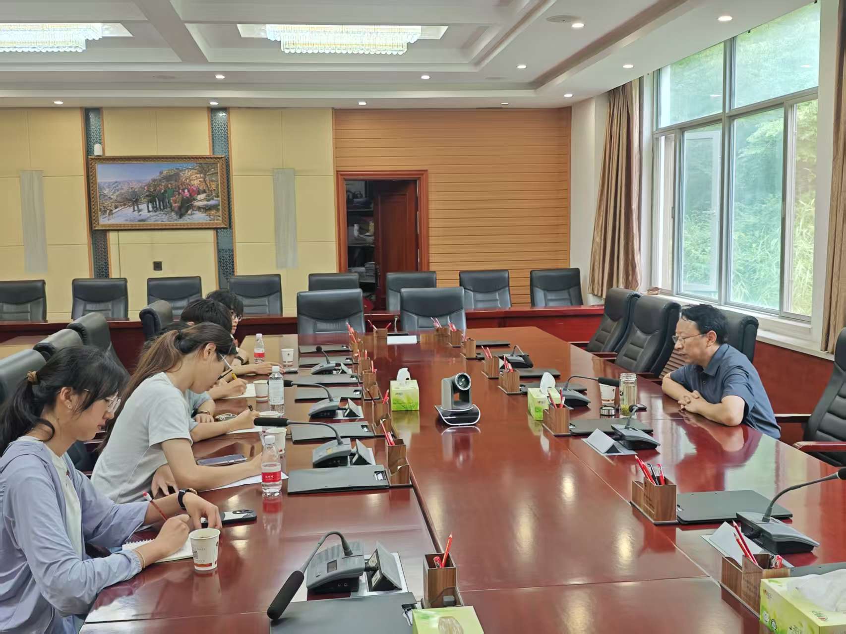 采访尧治河村党政办主任吕泳和现场