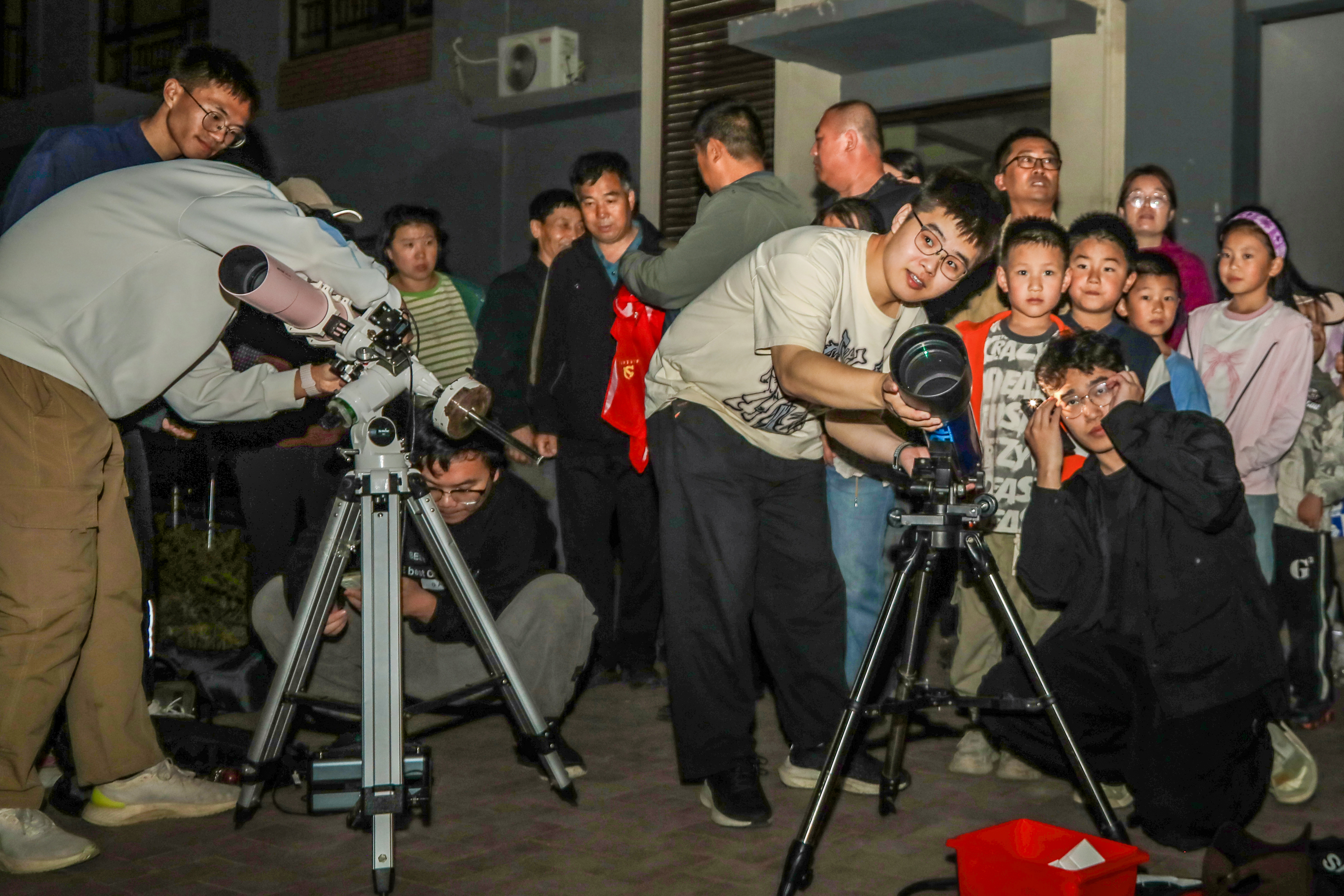 2024年5月天文协会开展大学生进社区实践活动，为青少年做天文知识科普