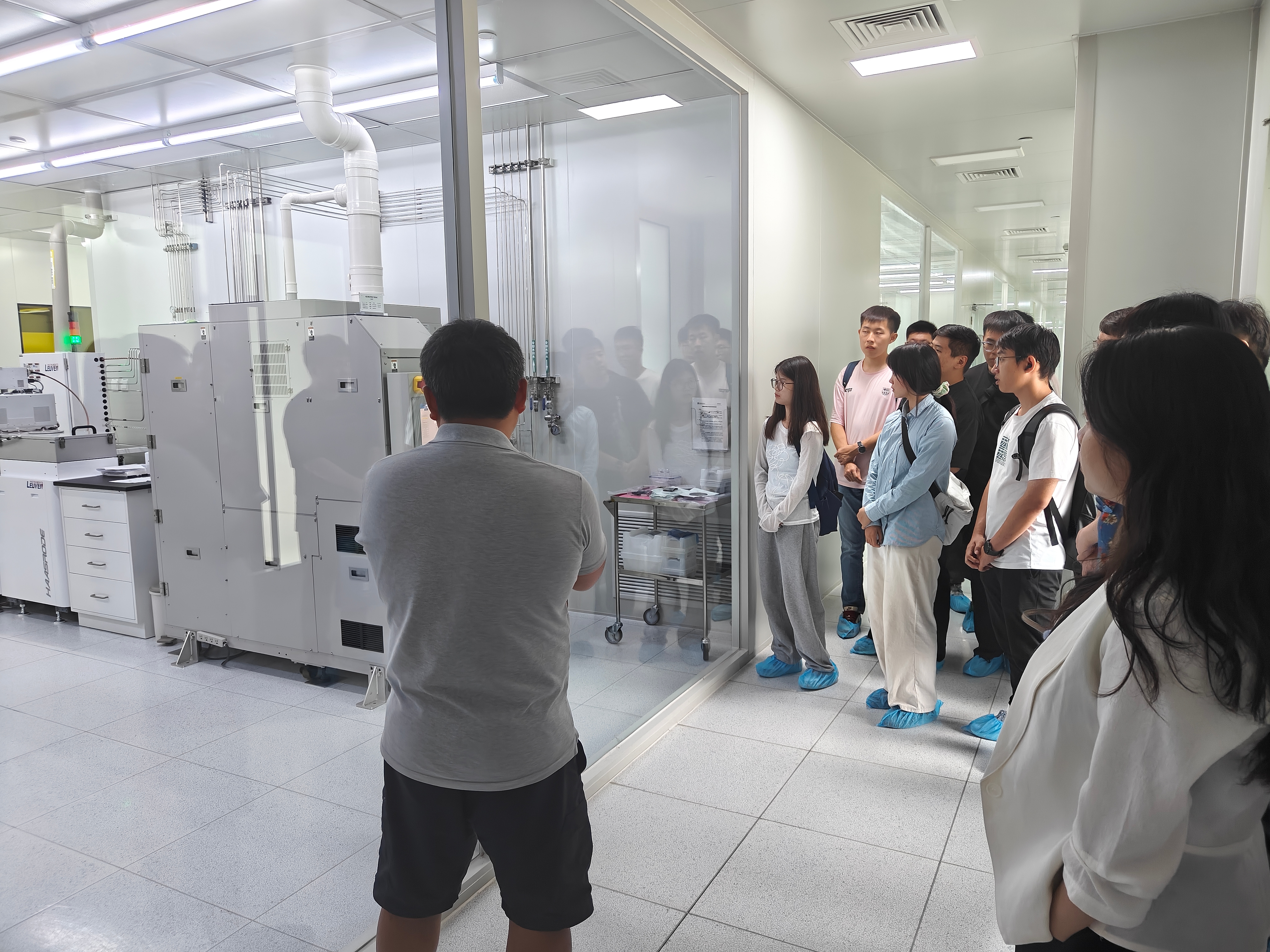 研学团进行现场参观和实验流程观摩