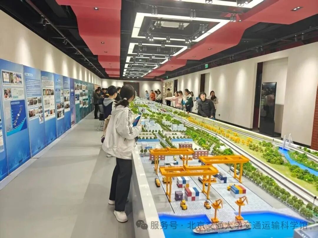 《交通运输设备》课程在交通运输科学馆开课场景